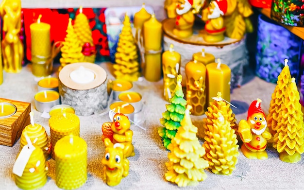 Candele di cera al mercatino di Natale in piazza Gendarmenmarkt a Winter Riga, Lettonia. Decorazione della Fiera dell'Avvento e bancarelle con oggetti di artigianato sul Bazaar. Natale di strada lettone e vacanze nella città europea