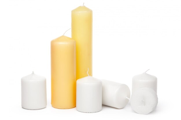 candele di dimensioni diverse su un bianco