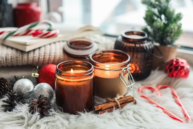 Candele di soia bruciate in barattoli di vetro Comfort a casa Candela in un barattolo marrone Profumo e luce Candela profumata fatta a mano Aromaterapia Albero di Natale e atmosfera invernale Arredamento accogliente Decorazione ghirlanda festiva