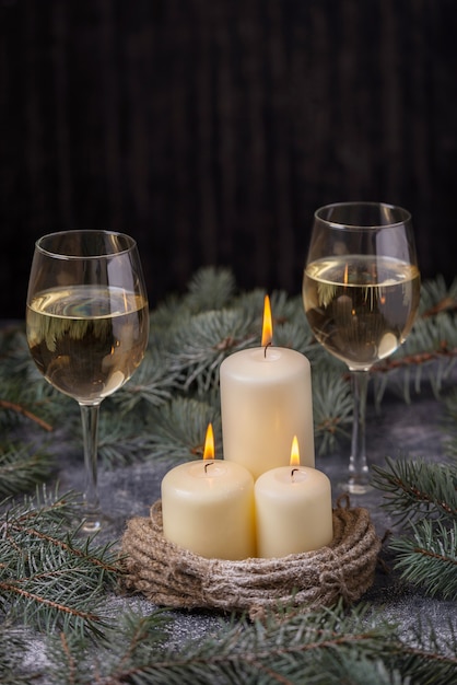 Candele e due bicchieri di vino nelle decorazioni di Capodanno