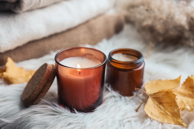 Candele e foglie d'autunno. Atmosfera autunnale.