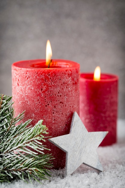 Candele e luci rosse di natale.