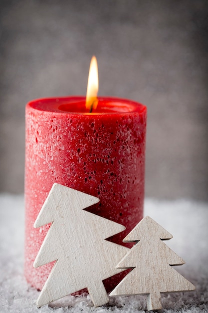 Candele e luci rosse di natale.