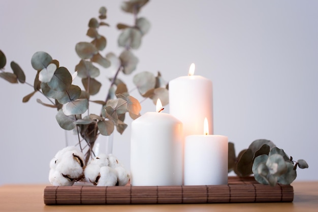 candele e rami di eucalipto su tavola