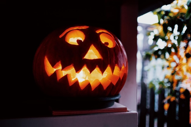 Candele illuminate su zucca