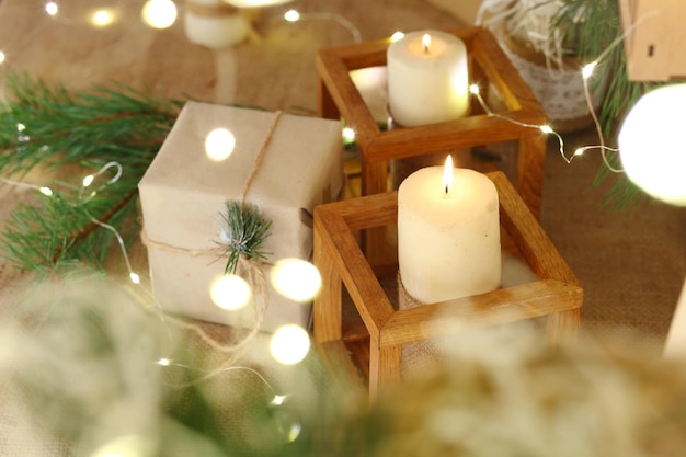 Candele natalizie con decorazioni evergreen