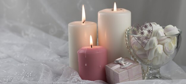 Candele romantiche e dolci marshmallow