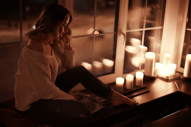 candele romantiche per ragazze adulte / modella sexy in un romantico interno solitario in attesa