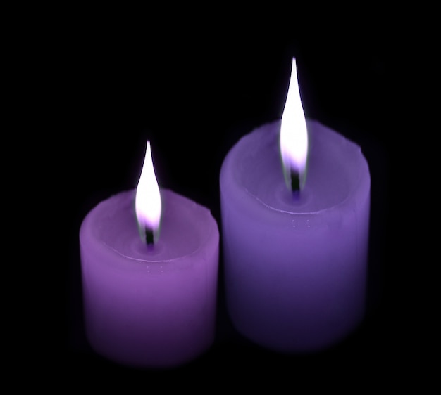 Candele viola sul nero.