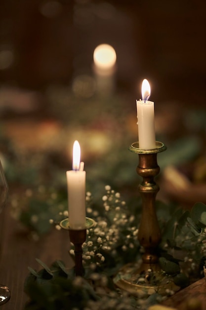 candeliere antico con candele Candelieri retrò con candele su un tavolo di legno