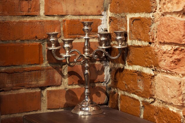 Candeliere candelabro backgrouold muro di mattoni rossi