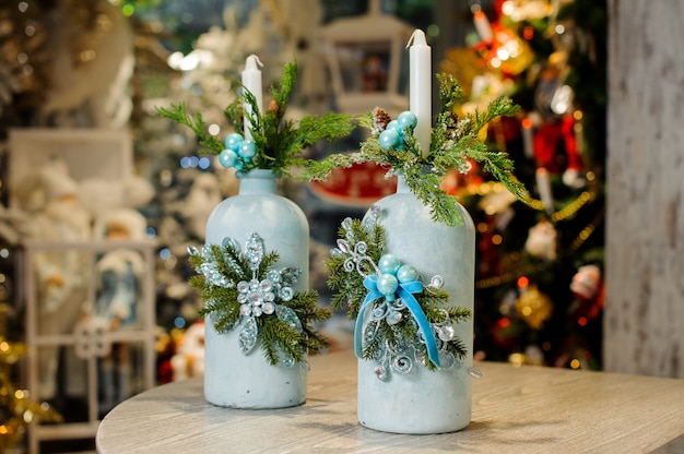 Candeliere natalizio a forma di bottiglia blu decorato con abete e perline