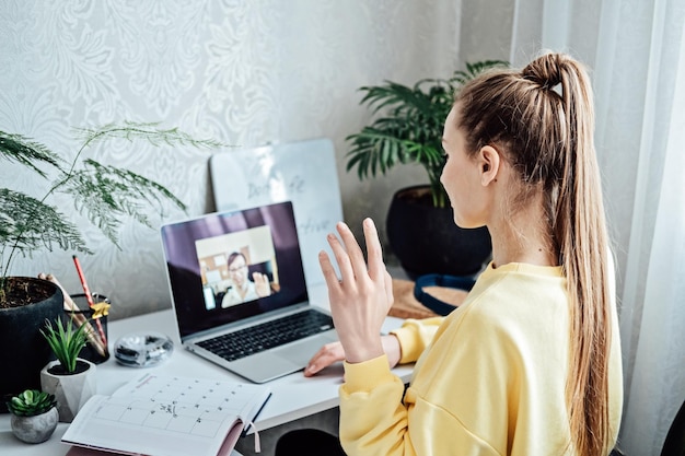 Candidata studentessa giovane che ha un colloquio di lavoro virtuale online con videochiamata con donna hr