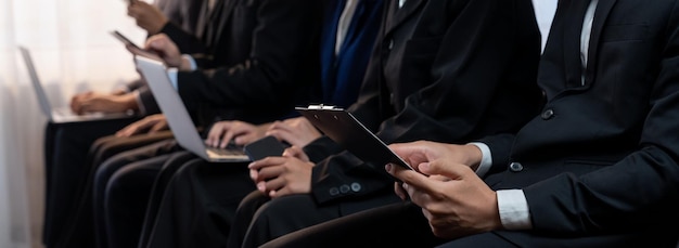 Candidato di lavoro asiatico seduto in sala d'attesa per un colloquio di lavoro Pionieristico