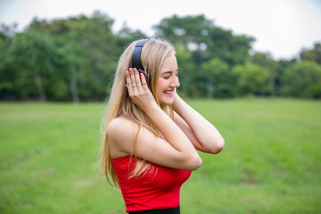 candido colpo di donne che ascoltano musica in cuffia nel parco