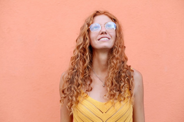 Candido ritratto di autentica donna dai capelli rossi.