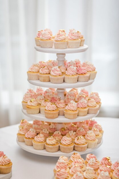 Candy bar decorato da un delizioso buffet di dolci con cupcakes e altri dessertcandieshappy birthday concept