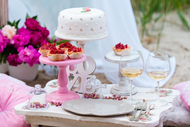 Candy bar per matrimoni o feste, tavolo da dessert decorato in colore rosa con torte