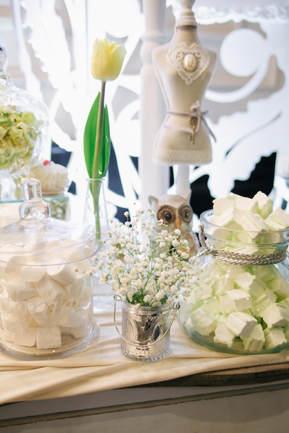 Candy bar per matrimonio con fiori bianchi in stile rustico