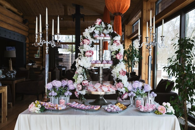 Candy bar rosa per la celebrazione delle vacanze. Buffet di dolci per feste di compleanno o matrimoni nella sala banchetti. Assortimento di dolci, concetto di catering