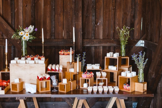 Candy bar Tavolo da buffet decorato a festa per gli ospiti Uno stand con una varietà di dolci per festeggiare una festa Buffet di dolci ad una festa di matrimonio festa di compleanno