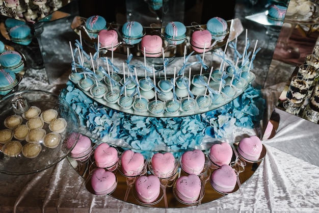 Candy bar Tavolo dolce nei colori rosa e blu Delizioso buffet di dolci con torte Buffet festivo con torte e altri dolci