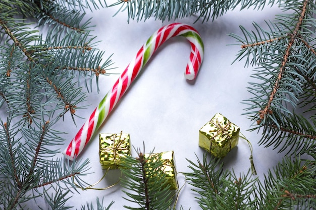 Candy Cane rami di albero di Natale su uno sfondo chiaro Concetto di Natale Vista del primo piano dall'alto