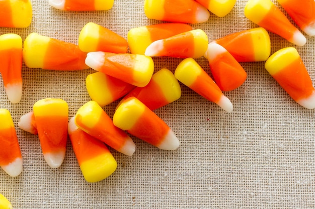 Candy-corn di Halloween in un mucchio.