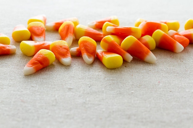 Candy-corn di Halloween in un mucchio.