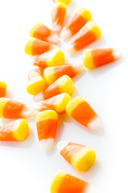 Candy-corn di Halloween su sfondo bianco.