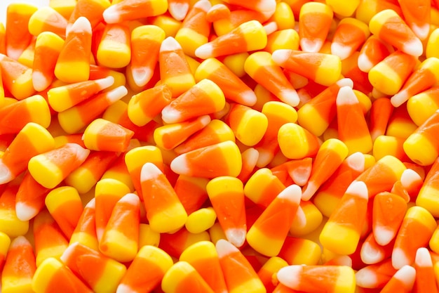 Candy-corn di Halloween su sfondo bianco.