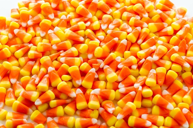 Candy-corn di Halloween su sfondo bianco.