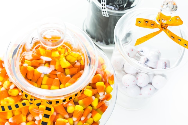 Candy Corn in barattolo di caramelle per le prelibatezze di Halloween.