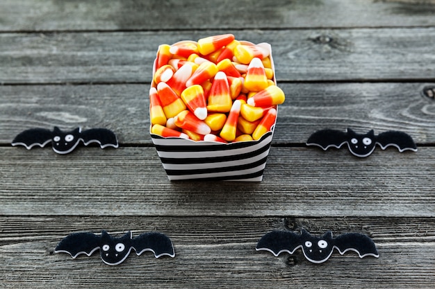 Candy Corn In Scatola Di Carta Per La Celebrazione Di Halloween