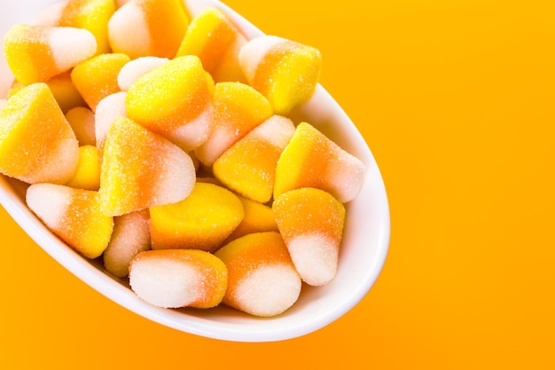 Candy corn preparati come dolcetti di Halloween.