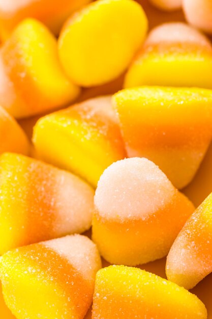 Candy corn preparati come dolcetti di Halloween.