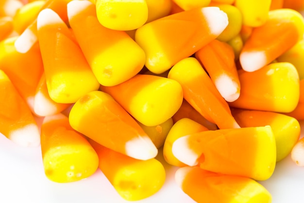 Candy corn preparati come dolcetti di Halloween.