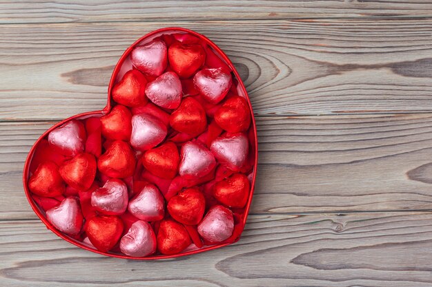 Candy Hearts su legno, giorno di San Valentino.