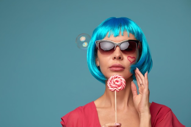 Candy Lolli pop Party Girl in posa in studio blu Giochi di ruolo Halloween concept dolce amante
