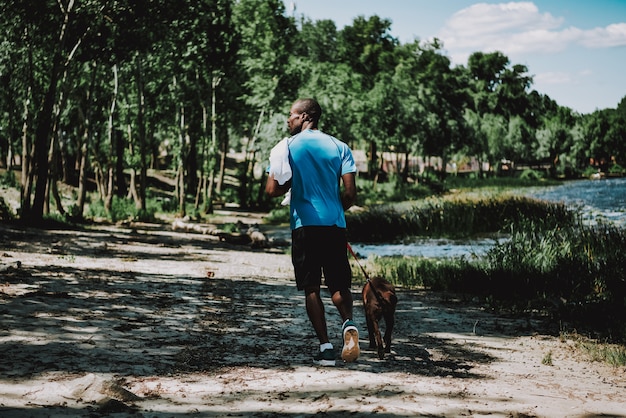 Cane ambulante dell&#39;uomo afroamericano dal fiume.
