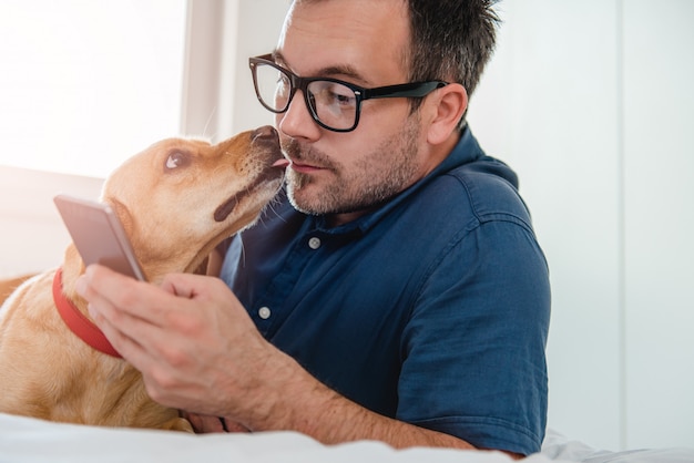 Cane che lecca il viso dell'uomo