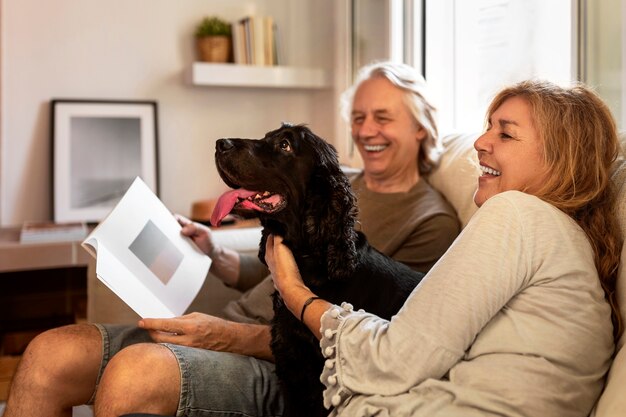 Cane da accarezzare coppia di anziani vista laterale