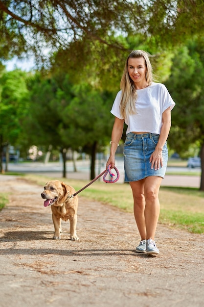 Cane da addestramento della donna al parco.