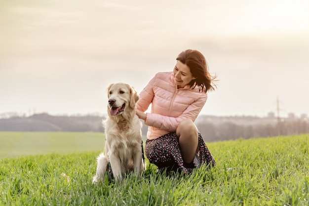 Cane di coccole della donna all'aperto