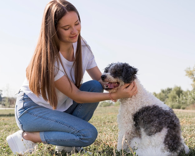 Cane di petting della donna del colpo pieno