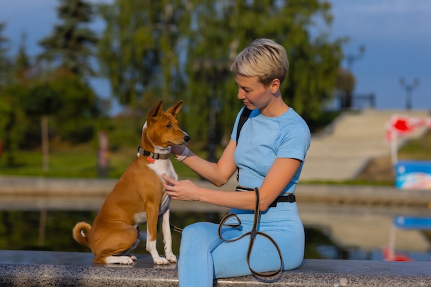 Cane intelligente addestrato che prende cibo dall'essere umano