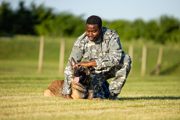 Cane militare e il suo comandante si godono il tempo libero al campo di addestramento