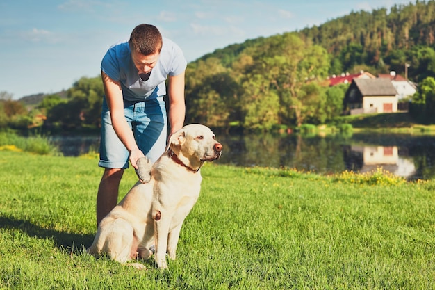 Cane per la cura dell'uomo a tutta lunghezza