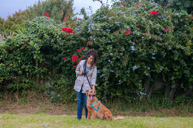 Cane portato a fare una passeggiata