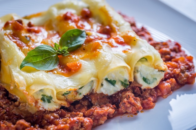 Canelloni ripieni di ricotta alla bolognese